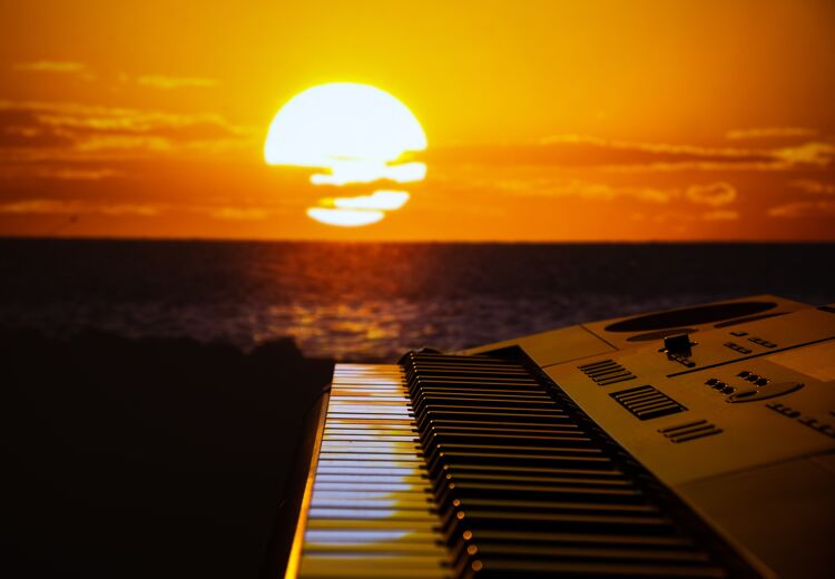 Genieten van de muziek tijdens een zonsondergang.